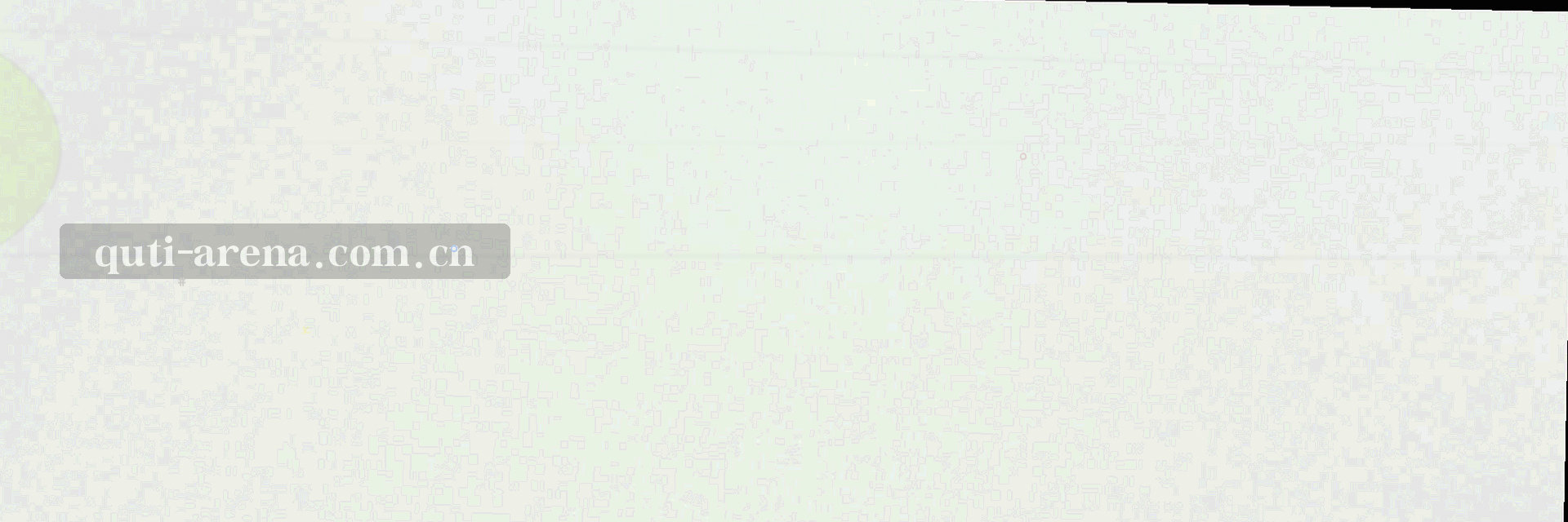 球场夜灯下的边线视角，透视被压缩，画面上叠加着淡色刻度线